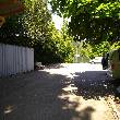 Parkplatz mit Toranlage