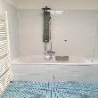 Bad mit Badewanne und Dusche