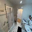 Bad mit Wanne und Duschtennwand