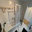 Bad mit Wanne und Wäschehalter