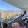 Langer Balkon mit Bergblick