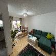 Wohnzimmer mit Blick auf den Balkon
